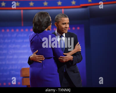 Präsident Barack Obama umarmt First Lady Michelle nach dem ersten Präsidentendebatte 2012 mit Republikaner Mitt Romney an der Universität von Denver am 3. Oktober 2012 in Denver, Colorado. Die erste der drei Debatten auf die Innenpolitik konzentrieren. UPI/Kevin Dietsch Stockfoto