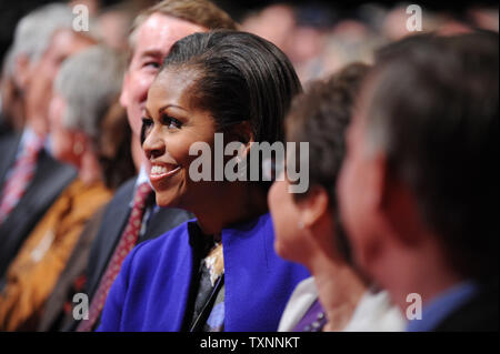 First Lady Michelle Obama lächelt während der ersten Präsidentendebatte 2012 mit Präsident Barack Obama und der republikanische Kandidat Mitt Romney an der Universität von Denver am 3. Oktober in Denver, Colorado, 2012. Die erste der drei Debatten auf die Innenpolitik konzentrieren. UPI/Kevin Dietsch Stockfoto