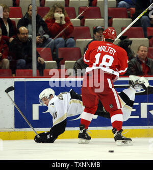 Pittsburgh Penguins center Erik Christensen (16) fällt zu Eis, nachdem sie in die Bretter von Detroit Red Wings überprüft winger nach Kirk Maltby(18) in der ersten Periode Dez. 12, 2005 an der Joe Louis Arena in Detroit. (UPI Foto/Scott R. Galvin) Stockfoto