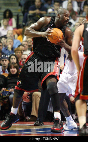 Miami Heat center Shaquille O'Neal (32) den Weg zum Korb gegen die Detroit Pistons im dritten Quartal am Palast der Auburn Hills in Auburn Hills, Michigan am 29. Dezember 2005. Die Kolben besiegt die Hitze 106-101. (UPI Foto/Scott R. Galvin) Stockfoto