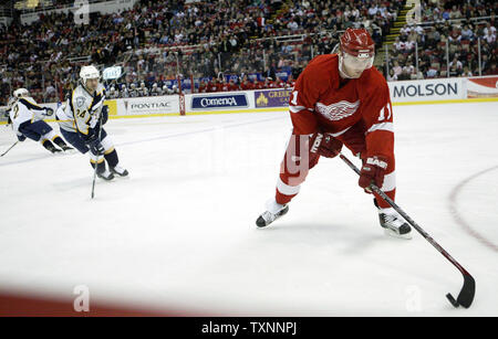 Detroit Red Wings rechten Außenstürmer Dan Cleary ices der Puck auf eine Strafe töten gegen die Nashville Predators in der ersten Periode an der Joe Louis Arena in Detroit, MI am 24. Januar 2006. (UPI Foto/Scott R. Galvin) Stockfoto