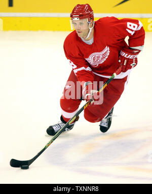 Detroit Red Wings winger nach Kirk Maltby (18) trägt den Puck über das Eis in der dritten Periode gegen die Nashville Predators an der Joe Louis Arena in Detroit, MI am 24. Januar 2006. Die Raubtiere besiegten die Red Wings 2-1. (UPI Foto/Scott R. Galvin) Stockfoto