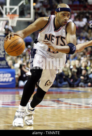 New Jersey Nets guard Vince Carter (15) dribbelt auf der Korb gegen die Detroit Pistons im dritten Quartal am Palast der Auburn Hills in Auburn, Mi am 14. Februar 2006. Die Kolben besiegt die Netze 85-71. (UPI Foto/Scott R. Galvin) Stockfoto