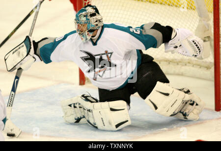 San Jose Sharks goalie Evgeni Nabokov macht ein Speichern in der zweiten Periode gegen die Detroit Red Wings in der Joe Louis Arena in Detroit, MI am 23. März 2006. (UPI Foto/Scott R. Galvin) Stockfoto