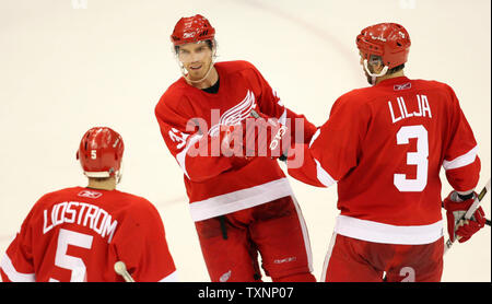 Detroit Red Wings rechten Außenstürmer Mikael Samuelsson, Mitte, erhält gratulierte durch Mannschaftskameraden Nicklas Lidstrom(5) und Andreas Lilja (3) für sein Ziel gegen die San Jose Sharks in der dritten Periode an der Joe Louis Arena in Detroit, MI am 23. März 2006. Die Red Wings besiegten die Haie 4-0. (UPI Foto/Scott R. Galvin) Stockfoto