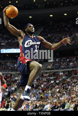 Cleveland Cavaliers LeBron James Sprünge vorwärts für einen abtrünnigen Slam Dunk gegen die Detroit Pistons im ersten Quartal am Palast der Auburn Hills in Auburn Hills, Michigan am 12. April 2006. (UPI Foto/Scott R. Galvin) Stockfoto