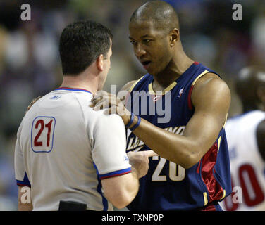 Cleveland Kavaliere guard Eric Schnee Chats mit Schiedsrichter Tim Donaghy (21) nach einem Foul Call im zweiten Viertel gegen die Detroit Pistons am Palast der Auburn Hills in Auburn Hills, Michigan am 12. April 2006. Die Kolben besiegten die Kavaliere 96-73. (UPI Foto/Scott R. Galvin) Stockfoto