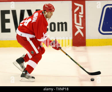 Detroit Red Wings winger nach Brendan Shanahan (14) trägt den Puck nach Eis gegen die Dallas Stars in der dritten Periode an der Joe Louis Arena in Detroit, MI am 17. April 2006. Die Red Wings besiegten die Sterne 3-2. (UPI Foto/Scott R. Galvin) Stockfoto