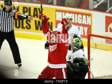 Detroit Red Wings winger nach Tomas Holmstrom feiert seinen gewinnenden Ziel des Spiels gegen die Dallas Stars in der dritten Periode an der Joe Louis Arena in Detroit, MI am 17. April 2006. Die Red Wings besiegten die Sterne 3-2. (UPI Foto/Scott R. Galvin) Stockfoto