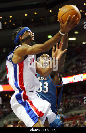 Detroit Kolben schützen Richard Hamilton schießt ein layup als Washington Wizards Zentrum Brendan Haywood versucht, sein Schuß im ersten Quartal am Palast der Auburn Hills in Auburn Hills, Michigan am 19. April 2006 zu blockieren. (UPI Foto/Scott R. Galvin) Stockfoto