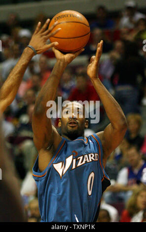 Washington Wizards Schutz Gilbert Arenas macht eine 3-Shot im dritten Quartal gegen die Detroit Pistons am Palast der Auburn Hills in Auburn Hills, Michigan am 19. April 2006. Arenas hatte 18 Punkte in den Assistenten über den Kolben zu gewinnen. (UPI Foto/Scott R. Galvin) Stockfoto