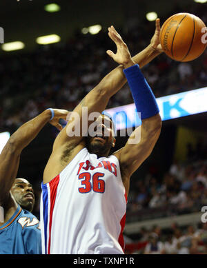 Detroit Pistons vorwärts Rasheed Wallace verliert die Kontrolle über den Ball, wie er sich im ersten Quartal gegen die Washington Wizards am Palast der Auburn Hills in Auburn Hills, Mi am 19 April, 2006 verschmutzt ist. Die Zauberer besiegt die Kolben 96-80. (UPI Foto/Scott R. Galvin) Stockfoto