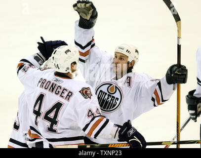 Edmonton Oilers linker Außenstürmer Ryan Smyth, rechts, feiert Teamkollege Chris Pronger (44) Ziel gegen die Detroit Red Wings in der zweiten Periode an der Joe Louis Arena in Detroit, MI am 21. April 2006. (UPI Foto/Scott R. Galvin) Stockfoto