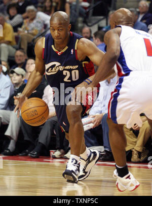 Cleveland Kavaliere guard Eric Snow (20) dribbelt den Ball in Richtung Korb und Vergangenheit Detroit Kolben schützen Chauncey Billups Im ersten Quartal am Palast der Auburn Hills in Auburn Hills, Mi am 7. Mai 2006. Die Kolben besiegten die Kavaliere 113-86 in Spiel eins der zweiten Runde der Playoffs. (UPI Foto/Scott R. Galvin) Stockfoto