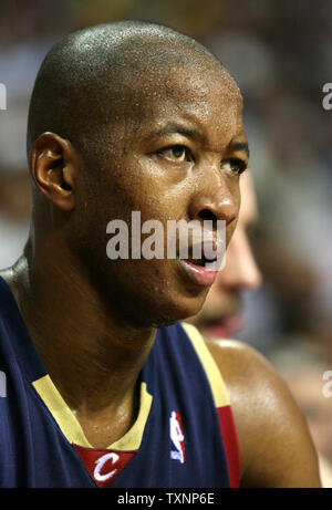 Cleveland Kavaliere guard Eric Schnee auf der Bank sitzt, nachdem er für ein Foul gegen die Detroit Pistons im dritten Quartal am Palast der Auburn Hills in Auburn Hills, Mi aufgerufen, am 9. Mai 2006. Die Kolben besiegten die Kavaliere 97-91 in Spiel zwei der zweiten Runde der Playoffs. (UPI Foto/Scott R. Galvin) Stockfoto