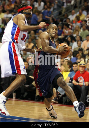 Cleveland Kavaliere guard Eric Schnee nimmt den Ball auf, für einen Lay-up Vergangenheit Detroit Kolben schützen Richard Hamilton im zweiten Quartal am Palast der Auburn Hills in Auburn Hills, Mi Mai 17, 2006. Die Kavaliere besiegt die Kolben 86-84 Spiel fünf der zweiten Runde der Playoffs zu gewinnen und die Serie 3-2 führen. (UPI Foto/Scott R. Galvin) Stockfoto
