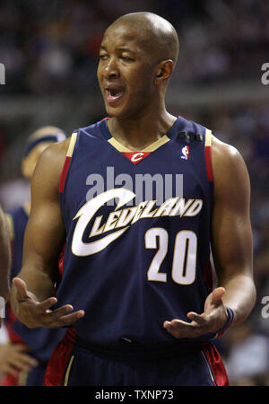 Cleveland Kavaliere guard Eric Snow (20) ein Foul Call im dritten Quartal gegen die Detroit Pistons argumentiert am Palast der Auburn Hills in Auburn Hills, Michigan am 21. Mai 2006. Die Kolben besiegten die Kavaliere 79-61 Spiel sieben der zweiten Runde der Playoffs zu gewinnen. Die Kolben werden die Miami Heat in der dritten Runde Gesicht. (UPI Foto/Scott R. Galvin) Stockfoto