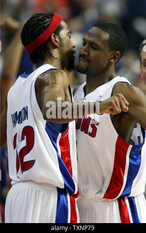 Detroit Pistons wachen Richard Hamilton, Links, und Lindsey Hunter, rechts, bump Truhen und die Teams den Sieg über die Cleveland Cavaliers am Palast der Auburn Hills in Auburn Hills, Mi feiern am 21. Mai 2006. Die Kolben besiegten die Kavaliere 79-61 Spiel sieben der zweiten Runde der Playoffs zu gewinnen. Die Kolben werden die Miami Heat in der dritten Runde Gesicht. (UPI Foto/Scott R. Galvin) Stockfoto