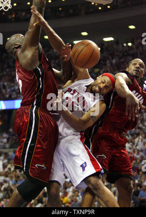 Detroit Pistons vorwärts Rasheed Wallace (36) im vierten Quartal wird von Miami Heat center Shaquille O'Neal und Udonis Haslem am Palast der Auburn Hills in Auburn Hills, Mi Gefoult am 31. Mai 2006. Die Kolben besiegt die Hitze 91-78 Spiel fünf des Eastern Conference Finals zu gewinnen. (UPI Foto/Scott R. Galvin) Stockfoto