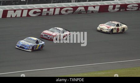 Nascar Fahrer Kasey Kahne (9), Carl Edwards (99) und Dale Earnhardt Jr. (8) Gehen Sie in Kurve vier 3M Performance 400 auf dem Michigan International Speedway in Brooklyn, Mi am 18. Juni 2006. Die nach 129 Runden wegen starker Regen beendet. Der Sieger war Kahne durch Edwards und Earnhardt gefolgt. (UPI Foto/Scott R. Galvin) Stockfoto