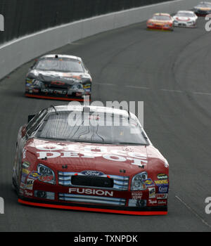 Nascar Fahrer Carl Edwards (99) fährt durch eine der 3 M Leistung 400 Rennen auf dem Michigan International Speedway in Brooklyn, Mi biegen Sie am 18. Juni 2006. Edwards beendete das Rennen auf dem zweiten Platz nach 129 Runden, wenn es wegen des Regens wurde abgebrochen. (UPI Foto/Scott R. Galvin) Stockfoto