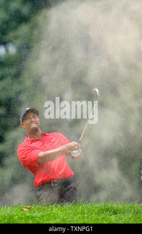 PGA Golfspieler Tiger Woods schlägt aus dem Sandbunker für seinen dritten Schuß auf der ersten Bohrung während der vierten Runde des Buick Open an der Warwick Hills Golf & Country Club am 6. August 2006. Woods PGA seinen 50. Sieg in das Turnier beendete 24 unter Par erfasst (UPI Foto/Scott R. Galvin) Stockfoto