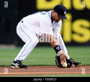 Detroit Tiger zweiter Basisspieler Placido Polanco Felder ein Ball im zweiten Inning gegen die Minnesota Twins am Comerica Park in Detroit, MI am 7. August 2006. (UPI Foto/Scott R. Galvin) Stockfoto