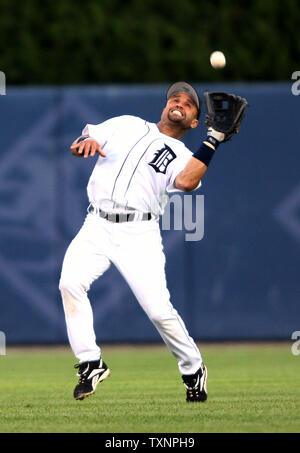 Detroit Tiger zweiter Basisspieler Placido Polanco Fänge ein Pop-up von Minnesota Twins Teig Jason Bartlett für das dritte aus dem fünften Inning am Comerica Park in Detroit, Michigan, am 9. August 2006. (UPI Foto/Scott R. Galvin) Stockfoto