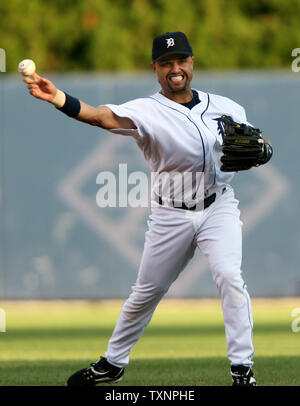 Detroit Tiger zweiter Basisspieler Placido Polanco wirft die Kugel zuerst aus Minnesota Twins Teig Joe Mauer am Comerica Park in Detroit, Michigan, am 9. August 2006 an. (UPI Foto/Scott R. Galvin) Stockfoto