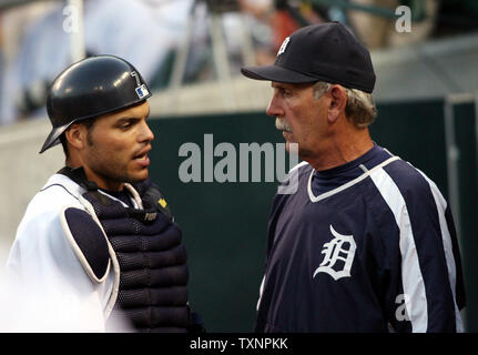 Detroit Tiger Manager Jim Leyland Gespräche mit Catcher Ivan Rodriguez im fünften Inning gegen die Chicago White Sox am Comerica Park in Detroit, Michigan am 21. August 2006. Die Tiger besiegten die White Sox 7-1. (UPI Foto/Scott R. Galvin) Stockfoto