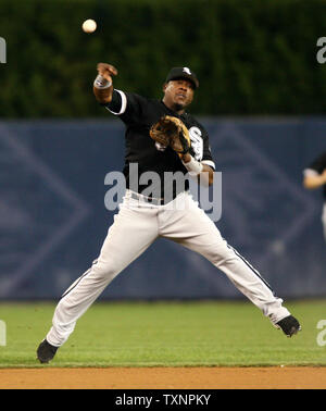 Chicago White Sox shortstop Juan Uribe macht werfen, die nicht in der ersten Zeit wurde Detroit Tiger 'Brent Clevlen im sechsten Inning am Comerica Park in Detroit, Michigan, am 22. August 2006 erhalten. Die Tiger besiegten die White Sox 4-0. (UPI Foto/Scott R. Galvin) Stockfoto