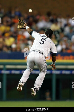 Chicago White Sox shortstop Juan Uribe (5) springt für den Ball auf eine Single von Detroit Tiger" Sean Casey im achten Inning am Comerica Park in Detroit, Michigan am 23 August, 2006. Die White Sox besiegt die Tiger 7-5. (UPI Foto/Scott R. Galvin) Stockfoto