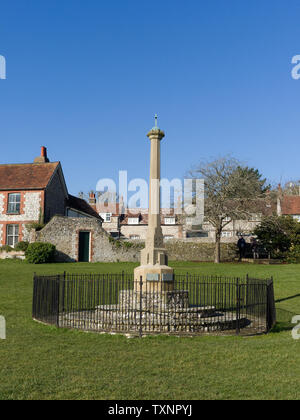 Das Kriegsdenkmal auf dem Dorfgrün im East Sussex-Dorf East Dean in der Nähe von Eastbourne, Großbritannien, mit Kopierfläche, an einem sonnigen, blauen Winterhimmel. Stockfoto