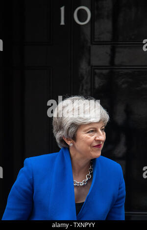 Premierminister Theresa May bereitet Präsident des Irak Barham Salih außerhalb 10 Downing Street, London zu erfüllen. Stockfoto