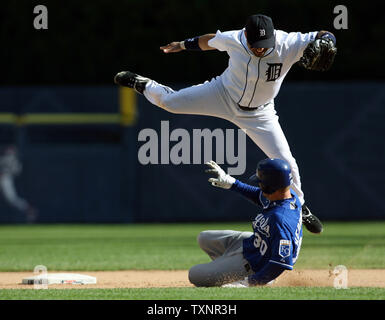 Kansas City Royals Jeff Keppinger (30) Folien sicher in die zweite Basis unter Detroit Tiger zweiter Basisspieler Placido Polanco im achten Inning am Comerica Park in Detroit am 1. Oktober 2006. Die Royals besiegten die Tiger 10-8. (UPI Foto/Scott R. Galvin) Stockfoto