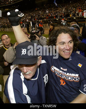 Detroit Tiger Manager Jim Leyland und player Magglio Ordonez feiern die Mannschaften "American League Meisterschaft nach dem Sieg über die Oakland Athletics 6-3 in Spiel 4 der Alcs am Comerica Park in Detroit am 14. Oktober 2006. Die Tiger fegte die ALCS in der World Series. (UPI Foto/Scott R. Galvin) Stockfoto