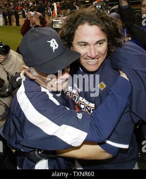 Detroit Tiger Manager Jim Leyland und player Magglio Ordonez Umarmung und die Teams 'American League Meisterschaft feiern nach dem Sieg über die Oakland Athletics 6-3 in Spiel 4 der Alcs am Comerica Park in Detroit am 14. Oktober 2006. Die Tiger fegte die ALCS in der World Series. (UPI Foto/Scott R. Galvin) Stockfoto