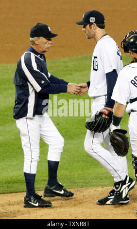 Detroit Tiger Manager Jim Leyland, Links, nimmt die Kugel von Krug Justin Verlander, wie er ihn im sechsten Inning gegen die St. Louis Cardinals zieht während des Spiels eine der World Series am Comerica Park in Detroit am 21. Oktober 2006. Die Kardinäle besiegt die Tiger 7-2. (UPI Foto/Scott R. Galvin) Stockfoto