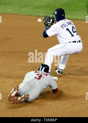 Detroit Tiger zweiter Basisspieler Placido Polanco steigt aus St. Louis Cardinals' Preston Wilson für das endgültige Aus Spiel 2 der World Series am Comerica Park in Detroit am 22. Oktober 2006. Die Tiger besiegten die Kardinäle 3-1 der Serie zu binden. (UPI Foto/Scott R. Galvin) Stockfoto