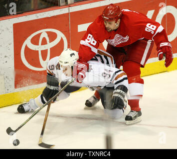 Edmonton Oilers linker Außenstürmer Ryan Smyth (94) fällt auf dem Eis beim Kämpfen mit Detroit Red Wings winger nach Tomas Holmstrom(96) Für einen losen Kobold in der zweiten Periode an der Joe Louis Arena in Detroit am 8. November 2006. (UPI Foto/Scott R. Galvin) Stockfoto