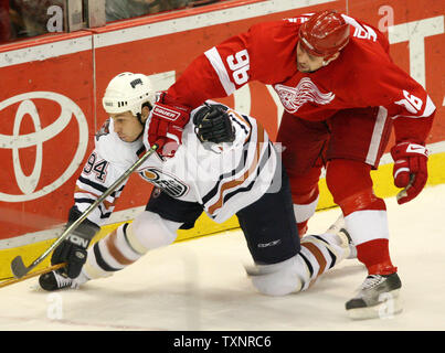 Edmonton Oilers linker Außenstürmer Ryan Smyth (94) fällt auf dem Eis beim Kämpfen mit Detroit Red Wings winger nach Tomas Holmstrom(96) Für einen losen Kobold in der zweiten Periode an der Joe Louis Arena in Detroit am 8. November 2006. (UPI Foto/Scott R. Galvin) Stockfoto