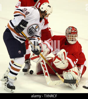 Detroit Red Wings goalie Dominik Hasek der Tschechischen Republik verliert Website der Puck als Edmonton Oilers linker Außenstürmer Ryan Smyth(94) swats in der dritten Periode an der Joe Louis Arena in Detroit am 8. November 2006. Die Red Wings besiegten die öler 3-0. (UPI Foto/Scott R. Galvin) Stockfoto