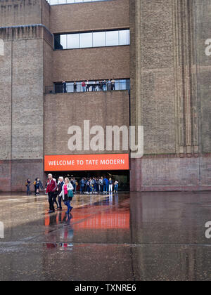 Menschen stehen am Eingang der New Tate Modern Art Gallery in Bankside, London, England, Großbritannien, Schlange. Stockfoto