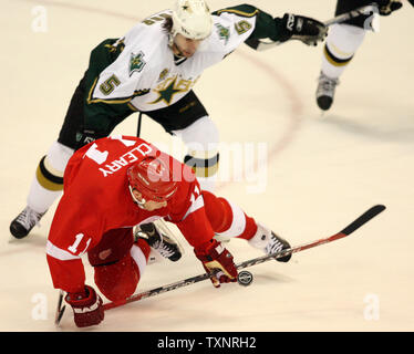 Detroit Red Wings rechten Außenstürmer Dan Cleary (11) fällt auf dem Eis von einer Reise durch die Dallas Stars defenseman Darryl Sydor (5) in der zweiten Periode an der Joe Louis Arena in Detroit am 27. November 2006. (UPI Foto/Scott R. Galvin) Stockfoto