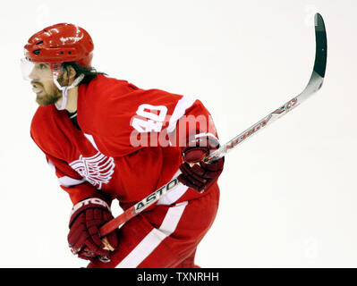 Detroit Red Wings linken Flügelspieler Henrik Zetterberg (40) Schweden Schlittschuhen über das Eis in der dritten Periode gegen die Dallas Stars an der Joe Louis Arena in Detroit am 27. November 2006. Die Red Wings besiegten die Sterne 2-1. (UPI Foto/Scott R. Galvin) Stockfoto