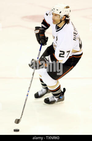 Anaheim Mighty Ducks Defenseman Scott Niedermayer (27) Skates den Puck über das Eis während des zweiten Zeitraums gegen die Detroit Red Wings in der Joe Louis Arena in Detroit zum 2. Januar 2007. (UPI Foto/Scott R. Galvin) Stockfoto