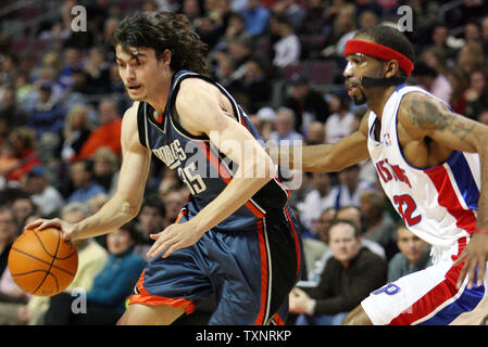 Charlotte Bobcats forward Adam Morrison (35) dribbelt Vergangenheit Detroit Kolben schützen Richard Hamilton (32) Im zweiten Quartal am Palast der Auburn Hills in Auburn Hills, Michigan am 10. Januar 2007. (UPI Foto/Scott R. Galvin) Stockfoto