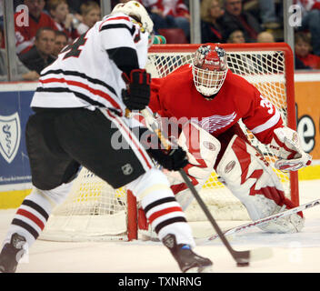 Detroit Red Wings goalie Dominik Hasek (39) aus der Tschechischen Republik Augen der Puck als Chicago Blackhawks rechten Außenstürmer Martin Havlat(24) der Tschechischen Skates in für einen Schuß in der zweiten Periode an der Joe Louis Arena in Detroit am 21. Januar 2007. Hasek, die speichern, so dass alle Ziele in der zweiten Periode. (UPI Foto/Scott R. Galvin) Stockfoto