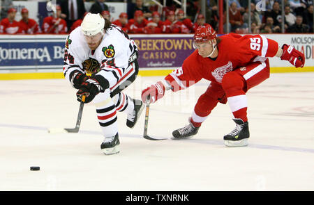 Chicago Blackhawks rechten Außenstürmer Martin Havlat(24) der Tschechischen skates Vergangenheit Detroit Wings Verteidiger Danny Markov (95) von Russland in der zweiten Periode für einen Schuß auf Netz an der Joe Louis Arena in Detroit am 21. Januar 2007. (UPI Foto/Scott R. Galvin) Stockfoto