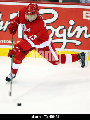 Detroit Red Wings rechten Außenstürmer Dan Cleary (11) von Neufundland nimmt eine slapshot gegen die Chicago Blackhawks in der dritten Periode an der Joe Louis Arena in Detroit am 21. Januar 2007. Die Red Wings besiegten die Blackhawks 4-2. (UPI Foto/Scott R. Galvin) Stockfoto